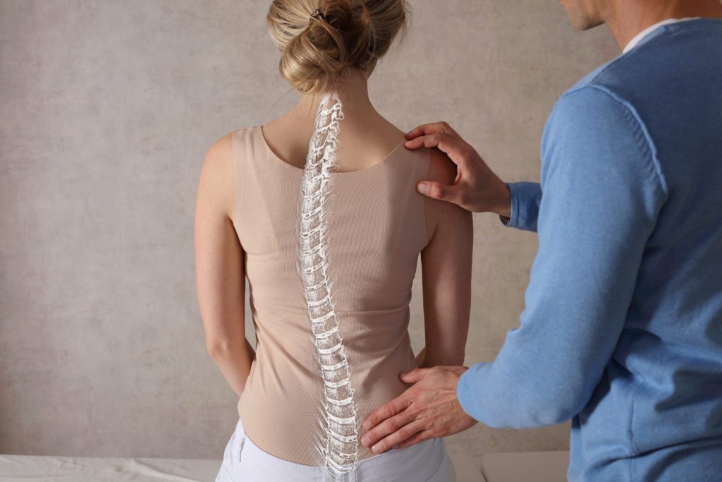 Kiropraktor undersöker rygg med skolios